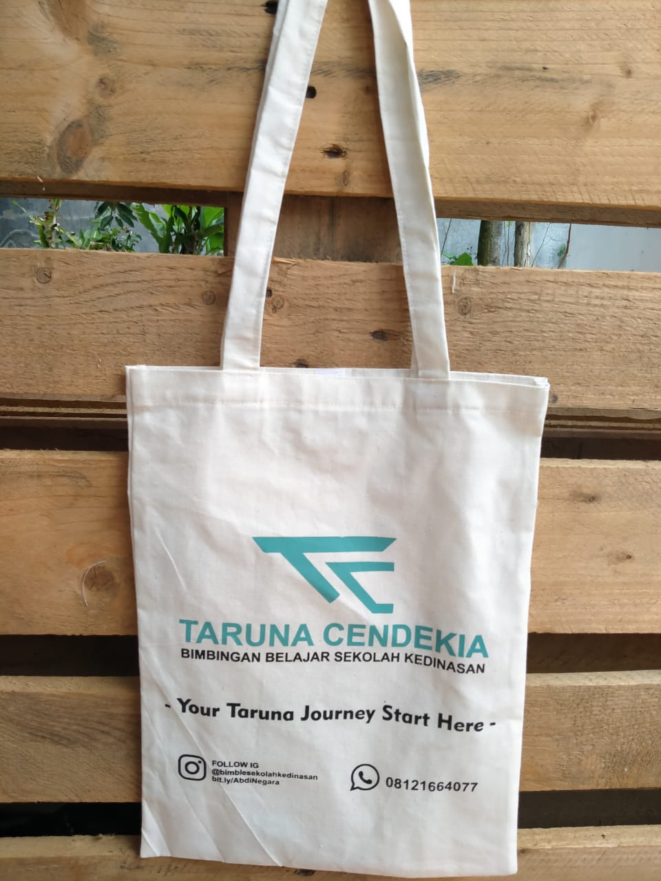melayani pembuatan tas tote bag wanita bisa custom dengan desain sesuai permintaan dari Tojo Una-Una