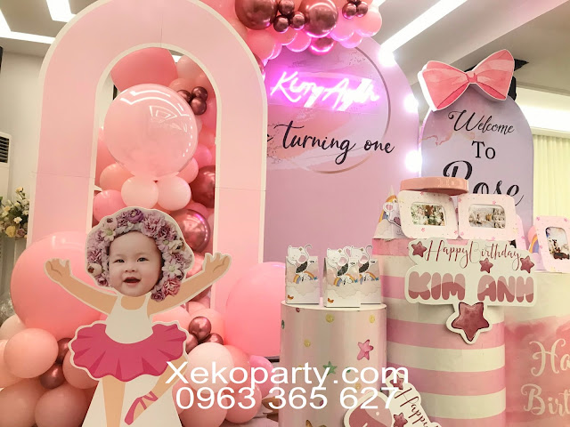 Trang trí thôi nôi sinh nhật tại nhà giá rẻ bé Kim Anh-ROSE chủ đề chuột con tông màu hồng cho bé gái