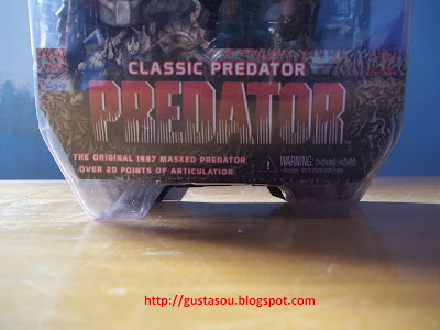 Visão frontal inferior da caixa focando o nome Predator.