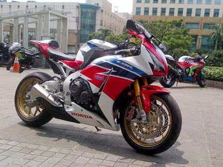 Review CBR1000RR Fireblade