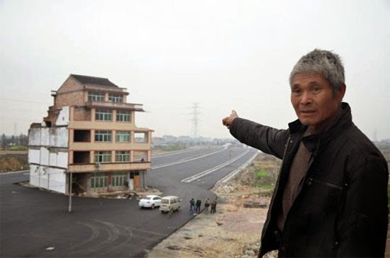 Casa no meio da estrada na China