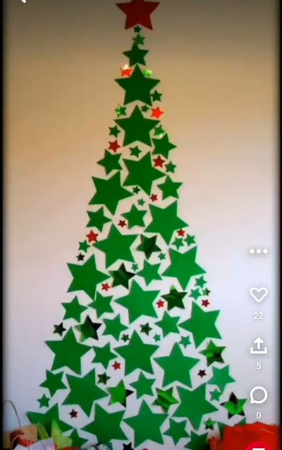 Estrelas coladas na parede em formato de árvore de natal