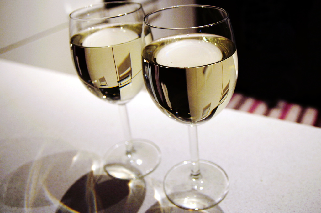 два бокала белого вина
