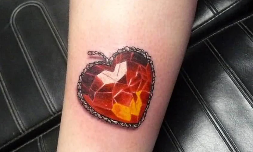 tatuaje de corazón de ambar