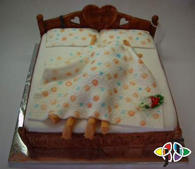 Mini Wedding Cakes Shaped Bed