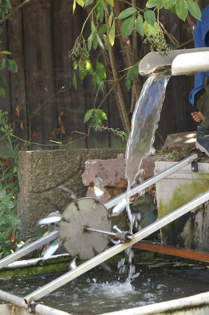 Wasserrad zu verkaufen einzelanfertigung Wasserspiel im Garten