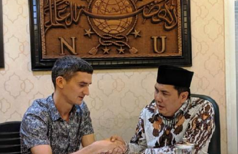 seorang-bule-ukraina-masuk-islam-di-pbnu