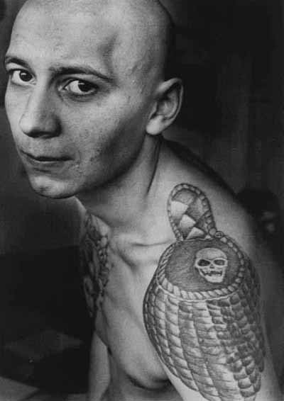 Les tatouages sont en fait, issus d'un livre “Russian Criminal Tattoo”
