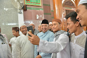 Muhammad Ridho Ficardo Sholat Jumat bersama TGB di Masjid Al-Furqon