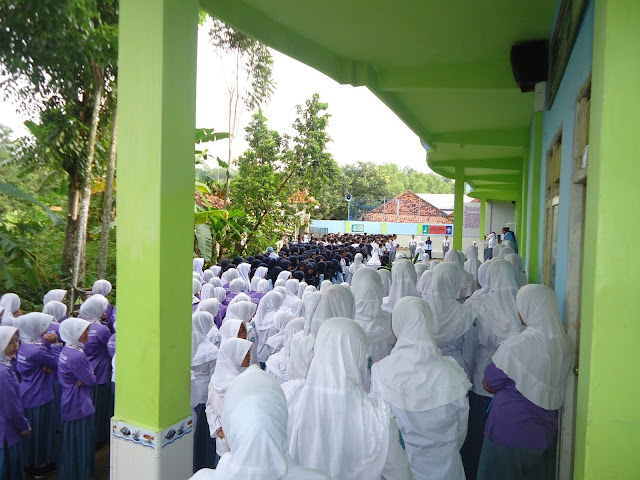 SMK Bustanul Ulum -  Organisasi Siswa Intra Sekolah (OSIS) SMK Bustanul Ulum menyelenggarakan upacara gabungan, kegiatan ini merupakan salah satu program OSIS SMK Bustanul Ulum yang sudah berjalan dalam dua tahun ini, kegiatan ini juga menerima dukungan langsung dari Yayasan Bustanul Ulum karena selain bisa upacara bersama, juga bisa menimba ilmu dari setiap masing-masing lembaga.