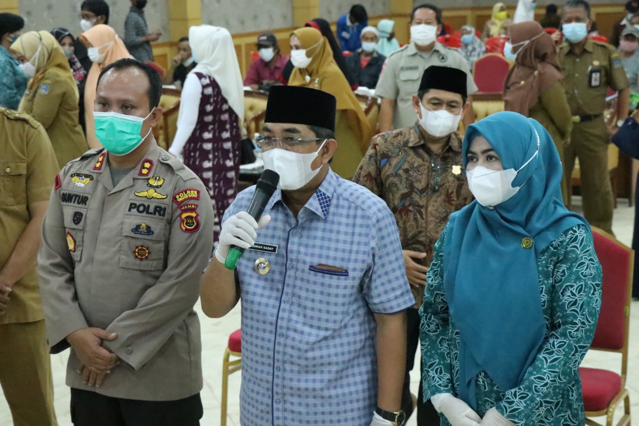 Bupati Tanjab Barat Melaksanakan Gerakan Serempak Pekan Vaksinasi Lansia Se-Provinsi Jambi