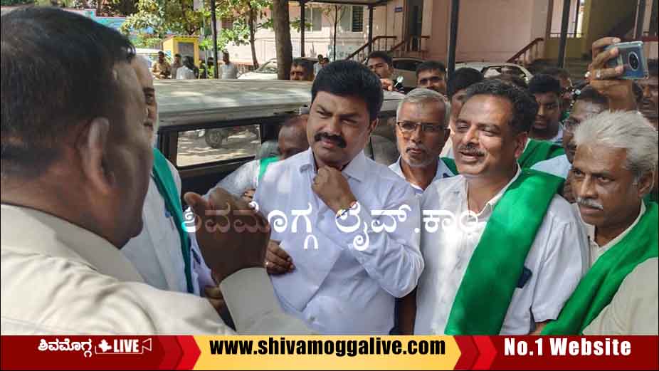 Farmers Protest in Shimoga - Meets MP BY Raghavendra