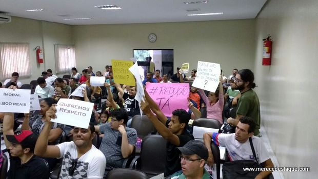 Protesto contra aumento de salários de vereadores e expulsão de vereador marcam reunião da Câmara de Santa Cruz