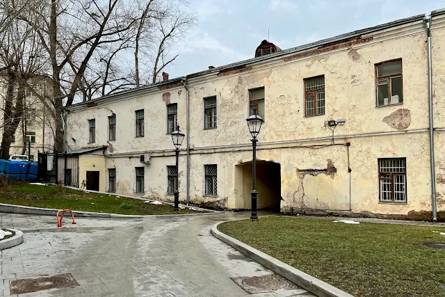 Колпачный переулок, дворы, служебный корпус ансамбля «Комплекс Лютеранской кирхи» (построен в 1905 году)