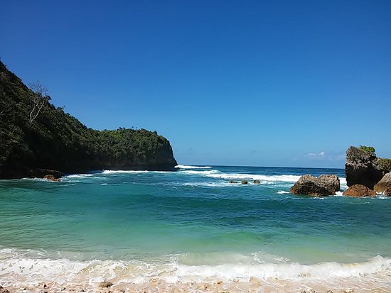 INDAH NYA PANTAI WATU LETER