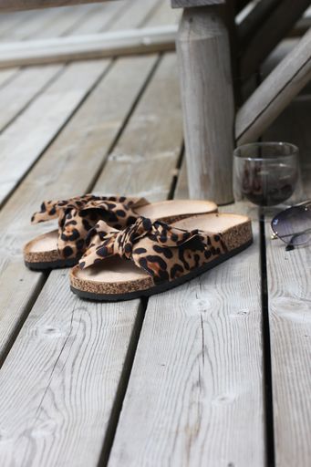 annelies design, webbutik, webbutiker, webshop, nätbutik, sandal, sandaler, leo, rosett, rosetter, leopard, leopardmönster, leomönstrade, leopardmönstrade, sommar, beach, beachen, 