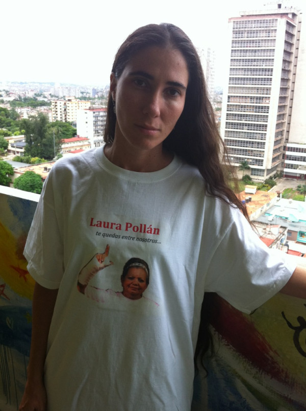 Cuban blogger Yoani S nchez wearing a tshirt honoring Laura Poll n