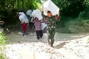 Luar Biasa, Perjuangan Tak Kenal Lelah Babinsa Kodim Bojonegoro Kawal Distribusi Logistik Pemilu