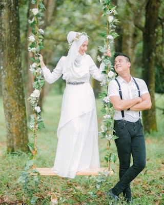 contoh pose foto prewedding terbaru