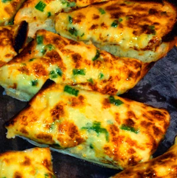 Cheesy Garlic Bread with Green Onions