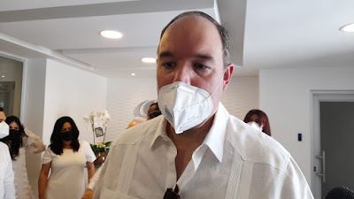 Senador calificó de contraproducente la medida del MINERD de volver a las aulas semi presencial.