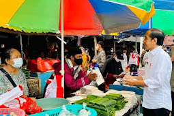 Jokowi Bagikan Bansos dan Cek Harga Minyak di Pasar Baros Kabupaten Serang 