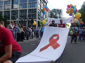 http://www.rp-online.de/nrw/staedte/duesseldorf/csd-2016-in-duesseldorf-so-bunt-war-die-parade-bid-1.6006230