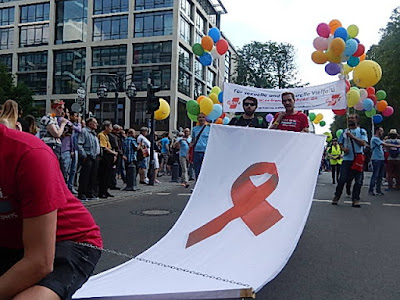 http://www.rp-online.de/nrw/staedte/duesseldorf/csd-2016-in-duesseldorf-so-bunt-war-die-parade-bid-1.6006230