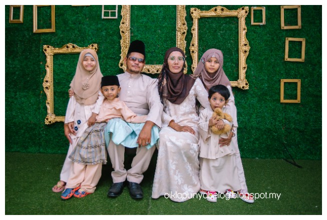 First time photoshot raya, satu family excited bagai nak rak!