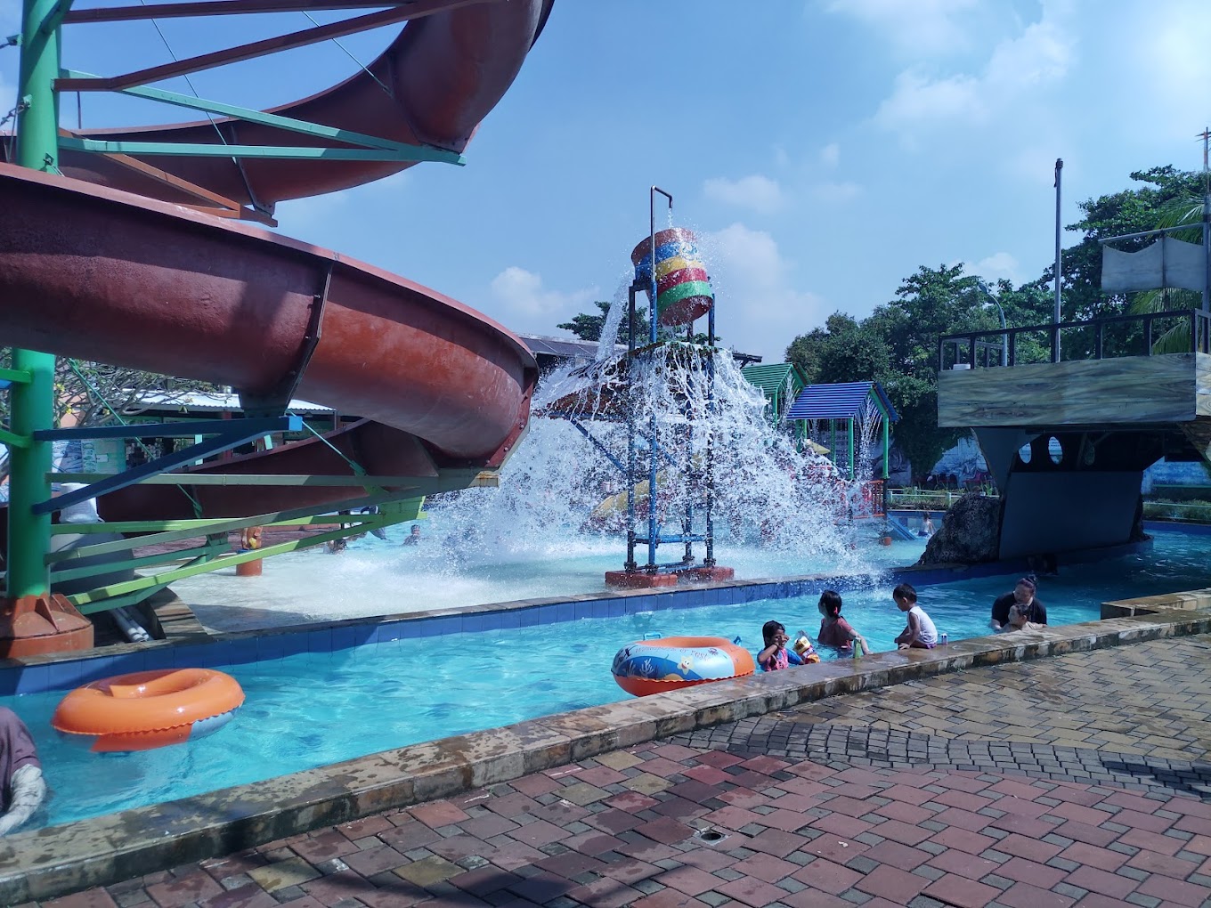 Foto Perosotan Besar dan Ember Tumpah di CX WATERPARK Ciracas