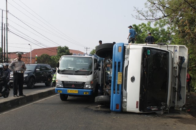 Unitlantas Cimanggis Tangani Truk Terguling