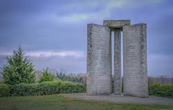 Οι Guidestones της Georgia, ή Κατευθυντήριοι λίθοι της Τζώρτζια,  που βρίσκονται στην κομητεία Elbert της Τζόρτζια, περιγράφει το παγκοσμιοπ...