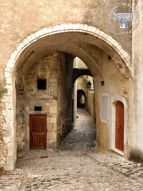 VIVIERS (07) - La ville médiévale : Rue de Châteauvieux