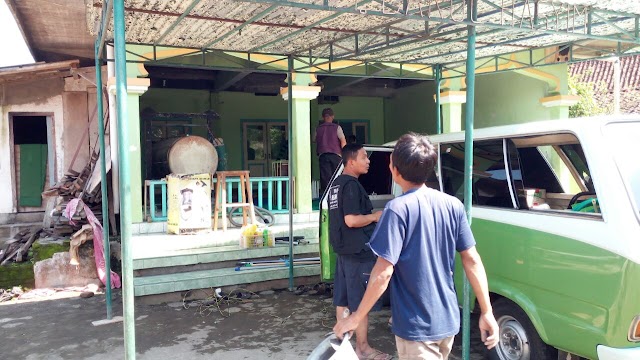 Aksi bersih-bersih Masjid Al-Hidayah Watukarung Banjarnegoro Mertoyudan Kabupaten Magelang