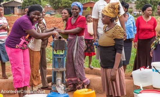 Mujeres sacando agua de tierra seca