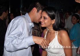 Hot Cleavage Show of Masala TV Actress and Cricket Commentator Babe Mandira Bedi