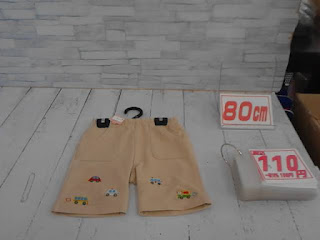 中古品　子供服　８０ｃｍ　クルマプリント　ベージュ　ハーフパンツ　１１０円