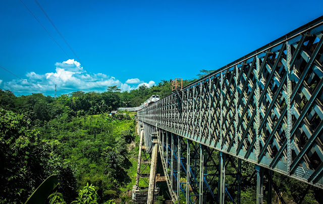 Cirahong - Jembatan Tua Penolong Warga