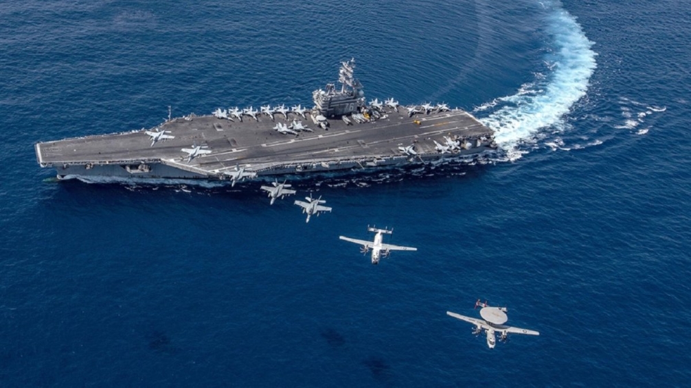 Varios aviones vuelan en formación sobre el USS Ronald Reagan, un portaaviones de la Armada de los EE. UU. En el Mar de China Meridional. Foto: Kaila V Peters / Marina de los EE. UU.