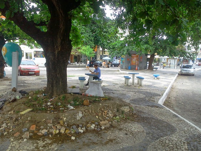 Um vaso sanitário na praça