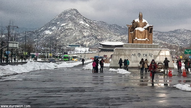 Estatua del Gran Rey Sejong en la plaza Gwanghwamun de Seúl