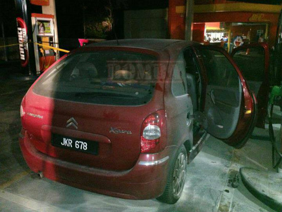 5 Gambar Kereta Terbakar Di Stesen Minyak