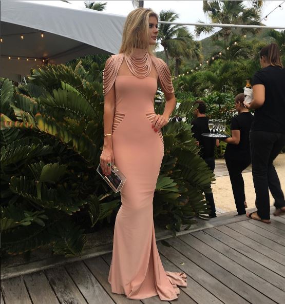 Helena Bordon casamento Caribe, St. Barth Lala Rudge blogueira, posando para foto