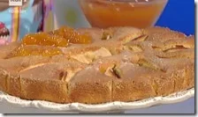 Torta di mele con caprino e confettura di albicocche