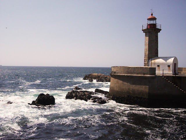 Faro situado en la desembocadura del Duero, donde el viento sopla y las olas rompen con fuerza