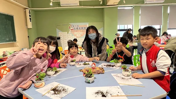 ▲田中國小學童在大葉大學開心體驗多肉植物製作。（記者林明佑翻攝）