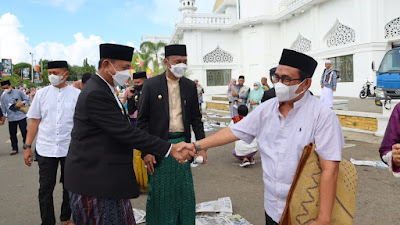 Warga Antusias Ikut Salat Idulfitri Bersama Bupati dan Wakil Bupati Wajo