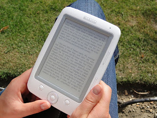 leyendo en un ebook barato