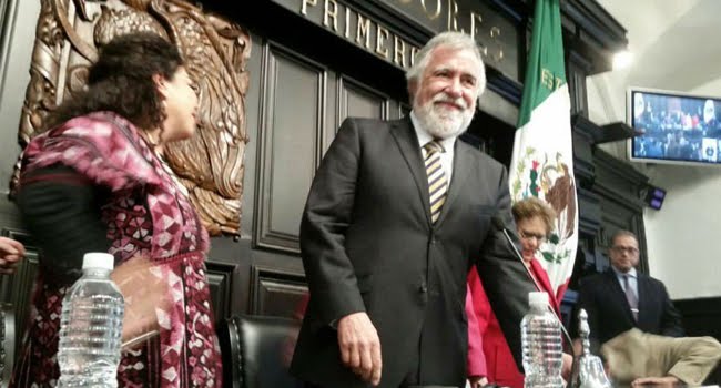 Encinas es elegido presidente de la Asamblea Constituyente de CDMX