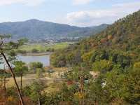 広沢池と遍照寺山と教団。